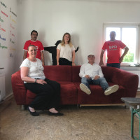 Vertreter der Miltenberger SPD übergeben ihr rotes Sofa an das Jugendzentrum (von links): Sabine Balleier, Julio Cunha, Sozialpädagogin Franziska Frankenberger, Wilko Schmidt und Ingo Hainich.
